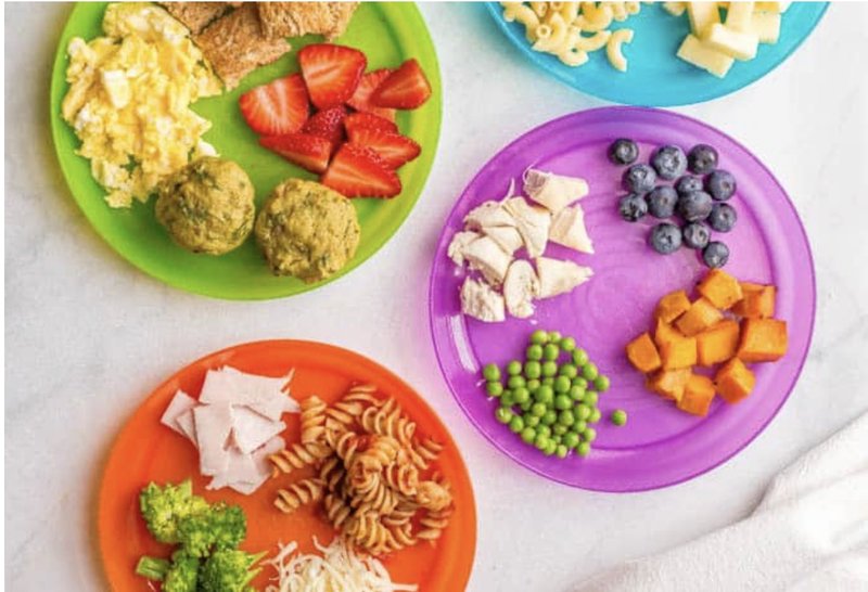 Assiettes colorées de repas pour enfants